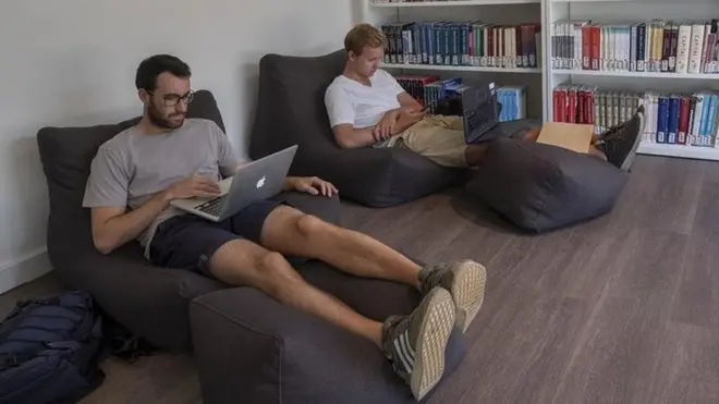 يتم الحصول على "المؤهلات البديلة" غير المعترف بها، عبر تحصيل قدر محدود - ولكنه كاف - من العلم للعمل في مجال معين، وذلك من خلال الإنترنت أو عبر دورات توفرها معاهد تعليمية