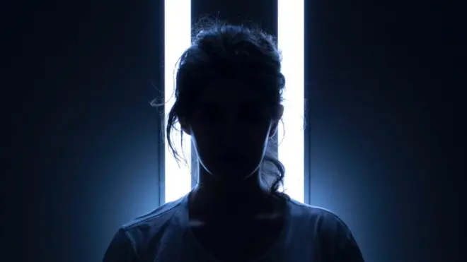 Силуэт женщины в темноте