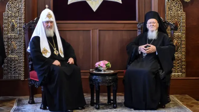 Зустріч патріархів Московського Кирила (ліворуч) та Константинопольського Варфоломія минулого тижня не допомогла запобігти кризі у стосунках між двома патріархатами