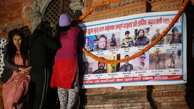 काठमाण्डूमा २४ फेब्रुअरी २०२४ मा आयोजित श्रद्धाञ्जलि सभाका क्रममा युक्रेन युद्धमा ज्यान गुमाएका नेपालीहरूको तस्बिर अङ्कित ब्यानरमा माल्यार्पण गर्दै मृतकका परिवारजन