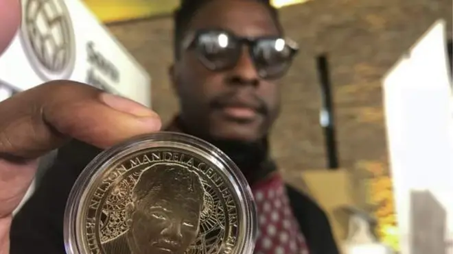 Sindiso Nyoni est le designer de la pièce à l'effigie de Nelson Mandela.