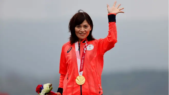 Tokyo 2020 Paralympic Games - Cycling Road - Women's C1-3 Time Trial - Medal Ceremony - Fuji International Speedway, Shizuoka, Japan - August 31, 2021. Gold Medallist Keiko Sugiura of Japan waves on the podium REUTERS/Issei Kato