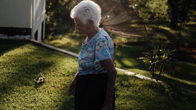 Armelinda, andando porbaixar caça niquelcasa