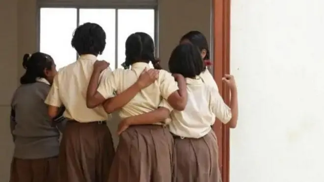 స్కూల్ విద్యార్థినులు