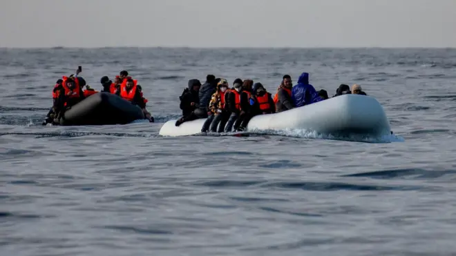 طبق مقررات جدید وزارت کشور بریتانیا تقاضای شهروندی افرادی که غیرقانونی وارد این کشور شوند، از جمله با قایقهای کوچک، رد خواهد شد