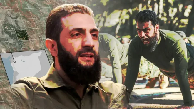 تصویرسازی از احمد شرع با پس زمینه‌ای که نیروها با لباس نظامی در حال بدنسازی هستند