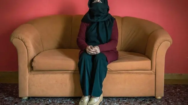 Hakim Səna Yunanıstandakı müvəqqəti evində. O, əfqan qadınların haqları uğrunda mübarizədən qətiyyən vaz keçməyəcəyini deyir