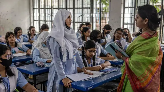 বাংলাদেশের একটি বেসরকারি স্কুলে পাঠদান করছেন একজন শিক্ষক
