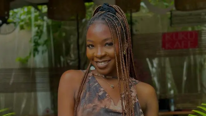 Ifunanya Nwangene rẹrin in muṣẹ, o si lo ẹgba-ọrun