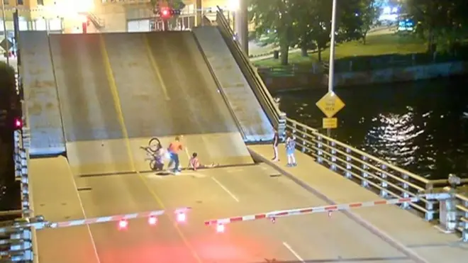 Женщина упала между секциями моста