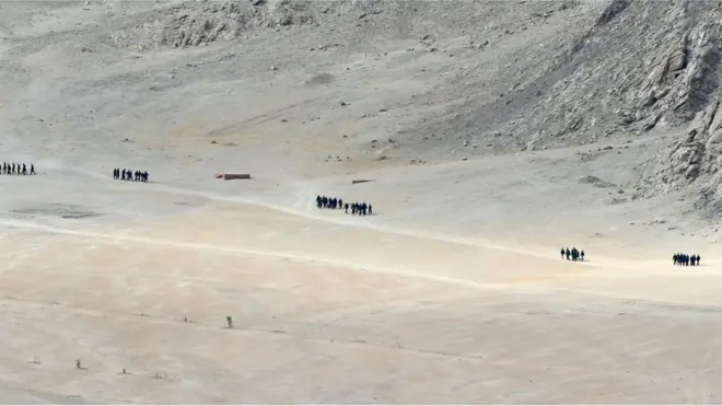 लेह के नज़दीक एक पहाड़ के पास से गुज़र रही भारतीय सेना की टुकड़ी