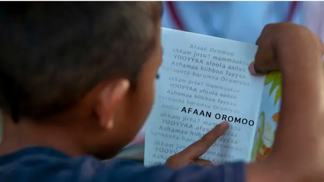 Barataa kitaaba dubbisaa jiru