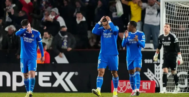 Real Madridli futbolcular Albacete'ye 3-2 yenilerek İspanya Kral Kupası'ndan elenmenin üzüntüsünü yaşıyor