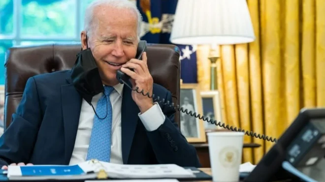 جو بایدن واقعی در حال تلفن