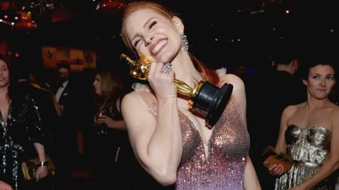 Jessica Chastain, ganadora a mejor actriz por su papel en The Eyes of Tammy Faye ("Los ojos de Tammy Faye").