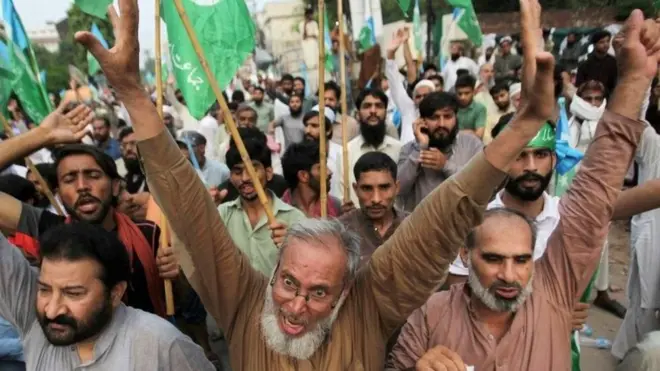 拉合爾(Lahore)的巴基斯坦男子在集會上高喊口號,聲援克什米爾人民