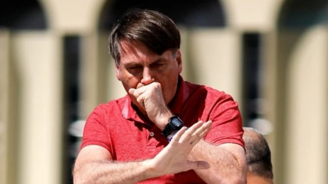 قال بولسونارو إنه بدأ يعاني من الأعراض يوم الأحد بما فيها ارتفاع درجة الحرارة والسعال