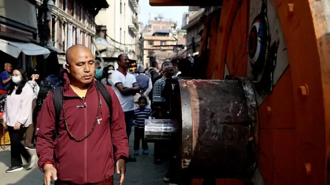 रातो मच्छिन्द्रनाथको रथको दर्शन गर्दै भिक्षु पेमा विस्जर।