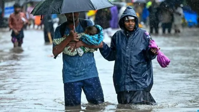 భారీ వర్షానికి జలమయమైన రోడ్లు