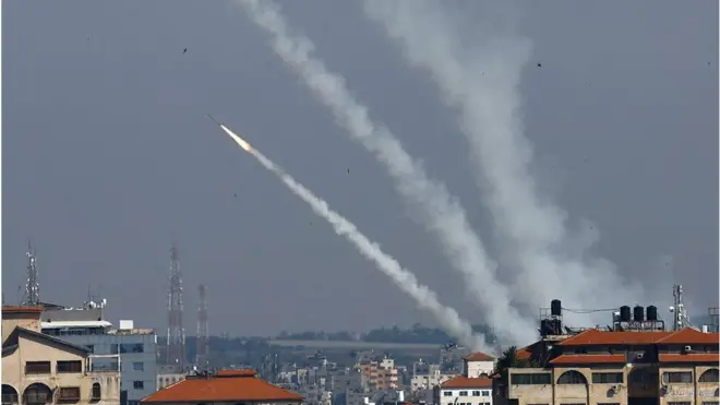 ඊශ්‍රායෙල් ප්‍රහාරවලින් පසු ගාසා සටන්කාමීන්ගෙන් රොකට් ප්‍රහාර