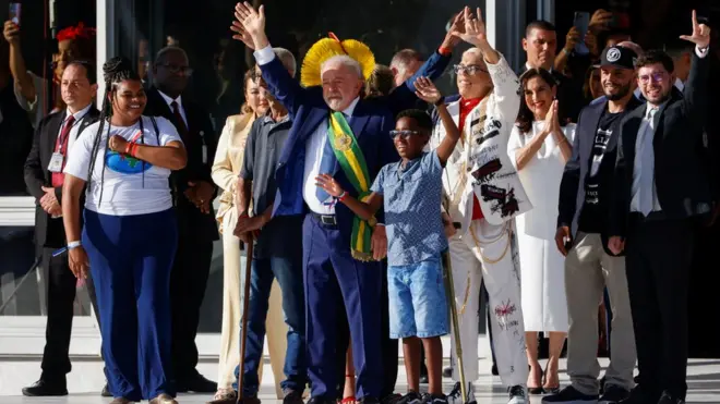 O presidente Lula chorou logo após receber a faixa de representantes da sociedade brasileira