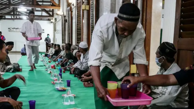 Suasana buka puasa bersama di sebuah masjid di Jakarta saat pandemi masih berlangsung.
