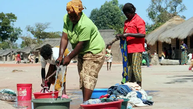 Des réfugiées congolaises en train de laver le linge