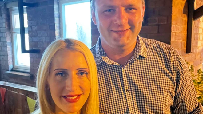 Sarah Rigby y Gareth Jones sonriendo a la cámara