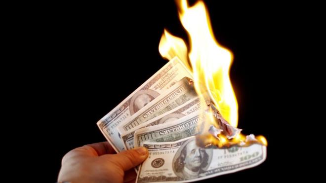 Dólares quemándose