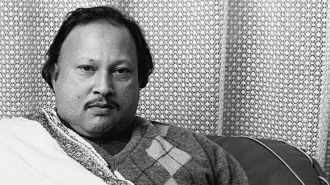 نصرت فتح علی خان نے بچپن ہی سے موسیقی کو اپنا جنون بنا لیا تھا اور صرف دس برس کی عمر میں ہی وہ طبلہ بجانے پر کمال مہارت حاصل کر چکے تھے