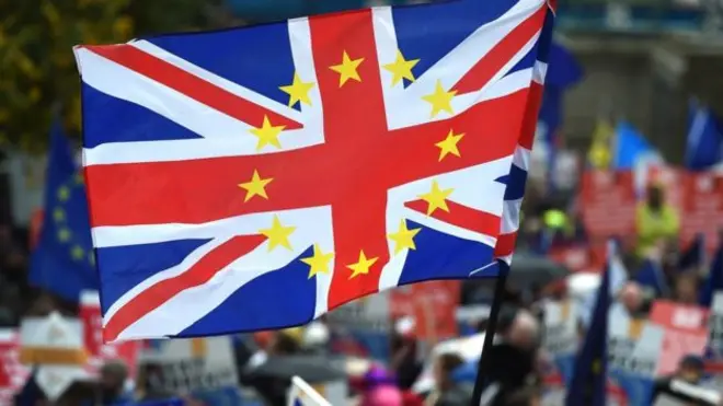 العلم البريطاني وعليه شعار الاتحاد الأوروبي