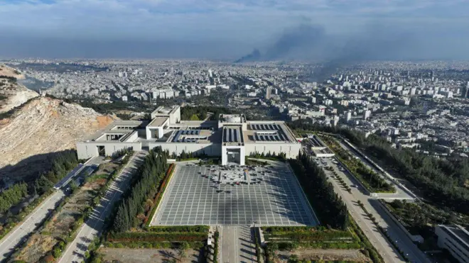 صورة جوية تُظهر القصر الرئاسي السوري في جبل قاسيون بدمشق.