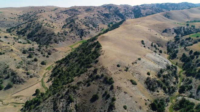 نمایی ازبالا از منطقه کوهستانی مورد اکتشاف