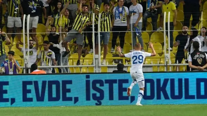 احتفال فيتالي بويالسكي، الذي بدا وكأنه يقلد شعار بشيكتاش منافس فنربخشة اللدود، بدا وكأنه هو من أثار الهتافات