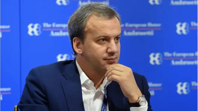 احتفظ أركادي دفوركوفيتش، النائب السابق لرئيس الوزراء الروسي، بمنصبه عندما انتخب رئيسا للاتحاد الدولي للشطرنج.