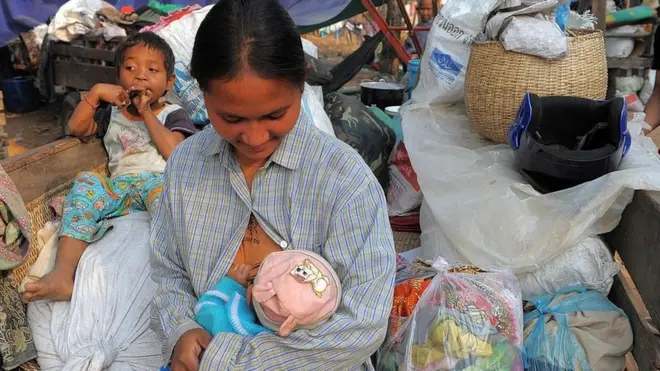 منتقدین وايي د شیدو پلورل میندې هڅوي چې خپلو ماشومانو ته شیدې ورنه کړي