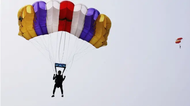 Парашутисти