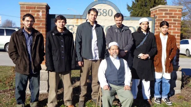 ดร.สมบัติ กับลูกชายทั้ง 6 คนในพืธีศพมารดาของพวกเขา