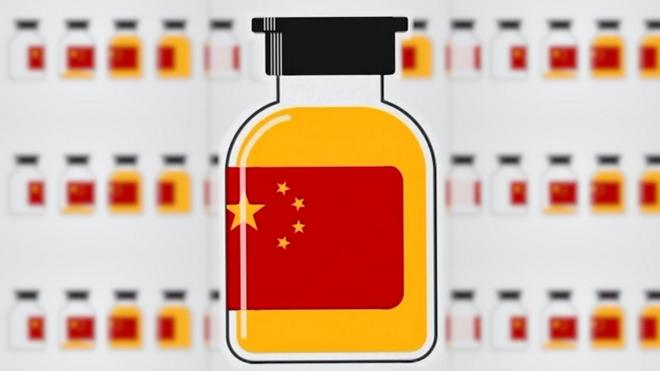 กราฟิกภาพขวดวัคซีนมีธงชาติจีนแปะอยู่