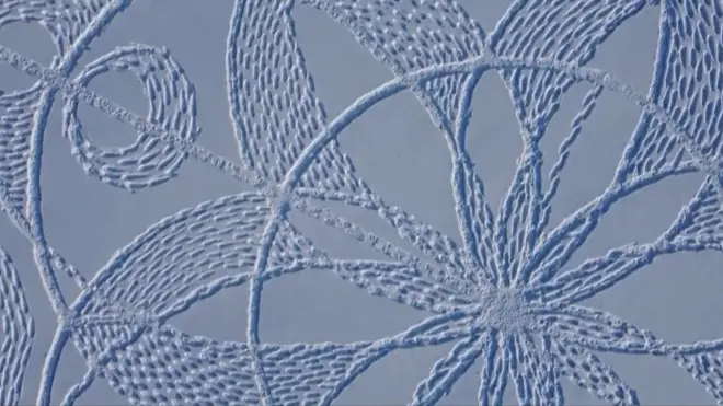 Arte feita com passos na neve