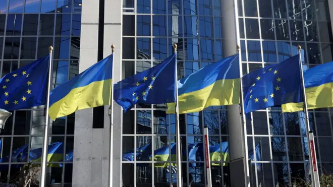 Флаги у здания Европарламента