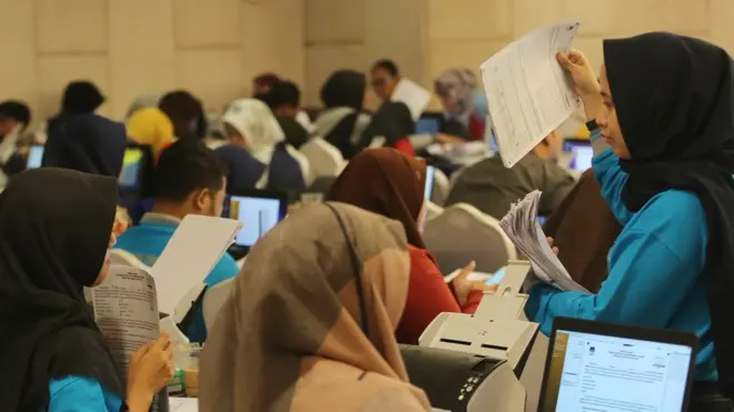 Para petugas situng DKI Jakarta memasukkan data ke komputer.