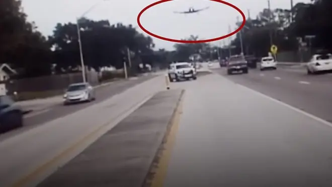 Самолет практически врезался в шоссе во Флориде