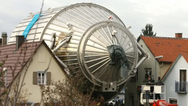 Llevar al espectrómetro a su sitio fue una odisea: demasiado grande para ser transportado por avión o por carretera, tuvo que ser llevado por río.