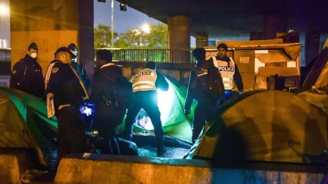 የፈረንሳይ ፖሊስ በሰሜን ፓሪስ ከሚገኙ ሁለት የስደተኛ መጠለያዎች 1,600 ስደተኞችን አስወጣ።