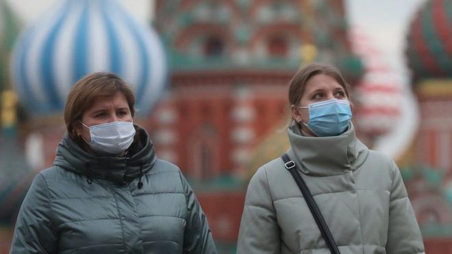 Mujeres con máscaras en Moscú.