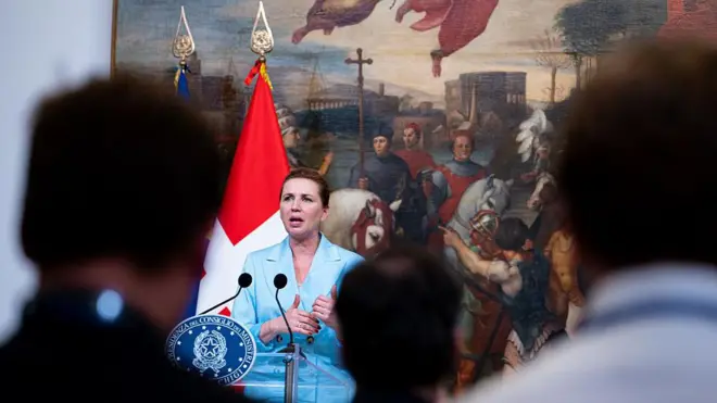 نخست‌وزیر دانمارک پشت میکروفون در حال صحبت