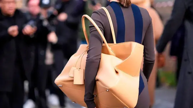 Модель з об'ємною сумкою 