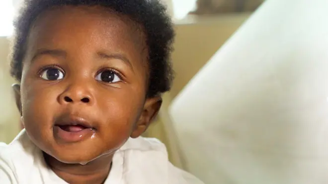 ፈገግ ያለ ሕጻን ልጅ