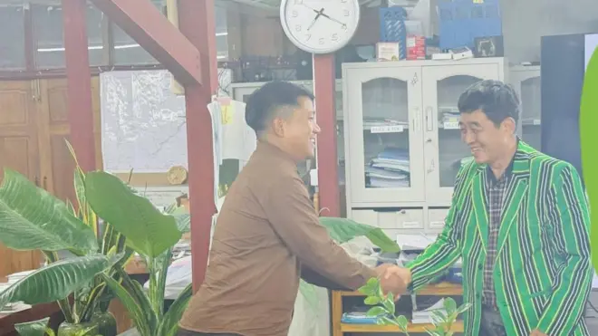 CB ပြောရေးဆိုခွင့်ရှိသူ ဆလိုင်းယောမန် (ဘယ်) နဲ့ KIO/KIA ဒုတိယဗိုလ်ချုပ်ကြီး ဂွမ်မော်